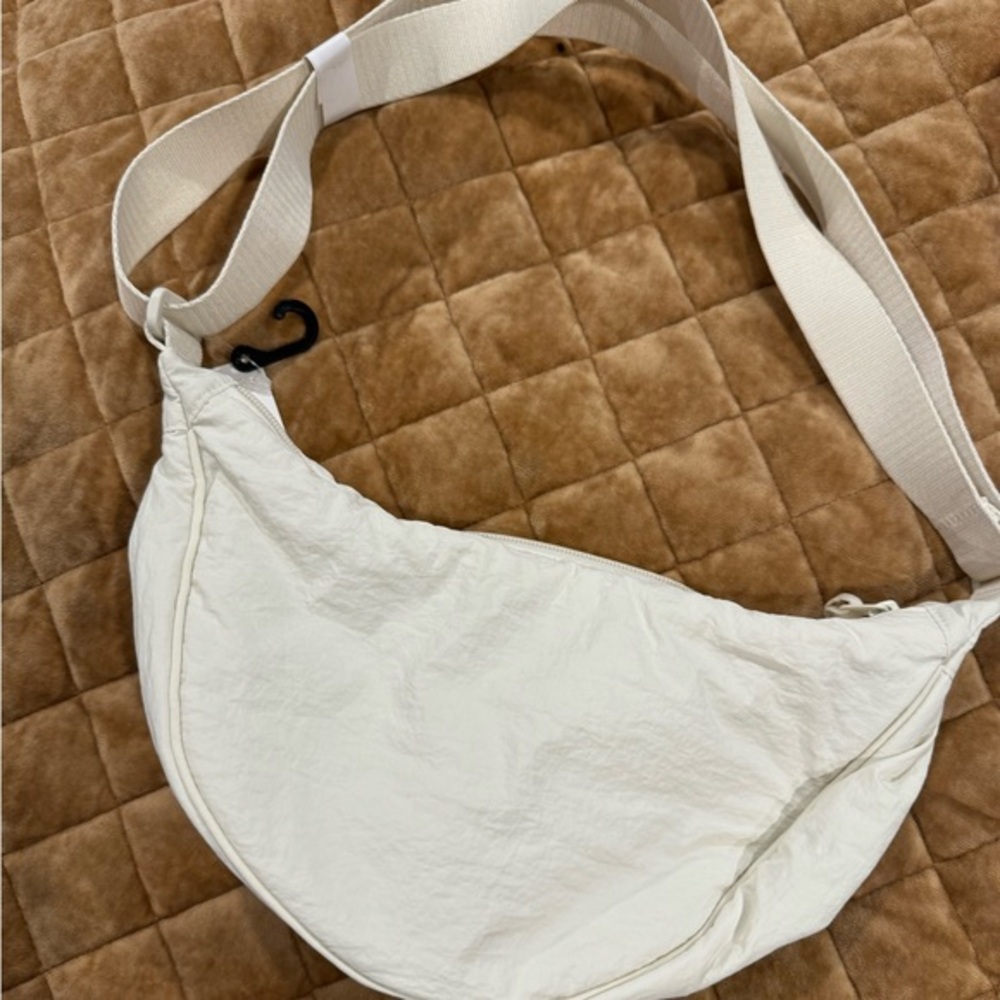 Belt bag!Adjustable w/ pockets inside! Zipper closure, easy to clean& it’s CUTE